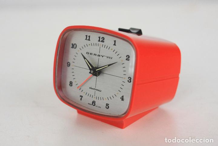 Reloj despertador Derbi en rojo de los años 70